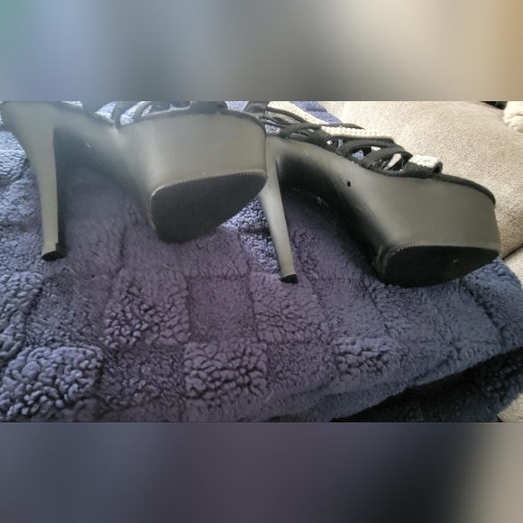 Elegant Black and Silver Women's Platform Heels - Picture 2 of 4